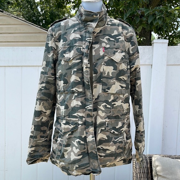 EUC Levi’s Camo lightweight utility Jacket Womens size M - Picture 1 of 17